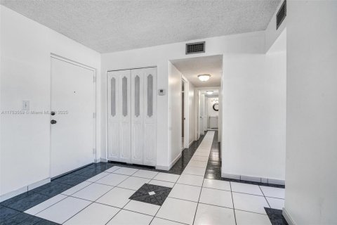 Condo in Miami Beach, Florida, 2 bedrooms  № 1691762 - photo 7