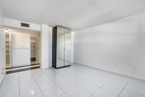 Condo in Miami Beach, Florida, 2 bedrooms  № 1691762 - photo 16