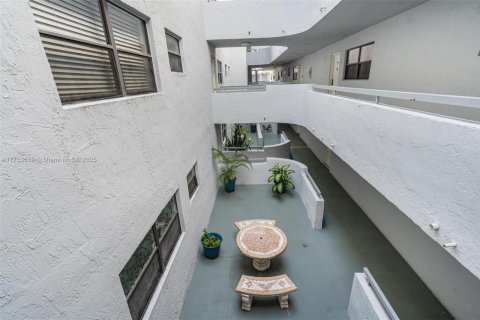 Condo in Miami Beach, Florida, 2 bedrooms  № 1691762 - photo 21