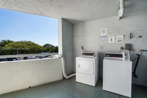 Condo in Miami Beach, Florida, 2 bedrooms  № 1691762 - photo 24