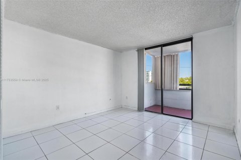 Condo in Miami Beach, Florida, 2 bedrooms  № 1691762 - photo 12