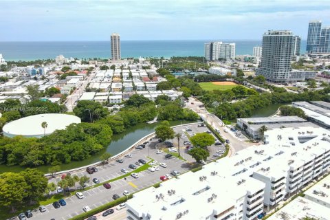 Condo in Miami Beach, Florida, 2 bedrooms  № 1691762 - photo 26