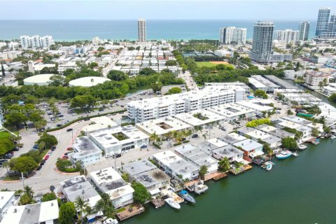 Condo in Miami Beach, Florida, 2 bedrooms  № 1691762 - photo 1