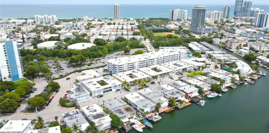 Condo in Miami Beach, Florida, 2 bedrooms № 1691762