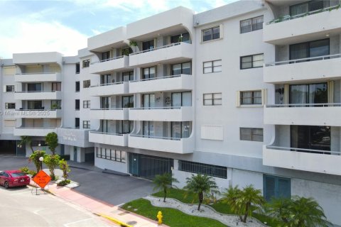 Condo in Miami Beach, Florida, 2 bedrooms  № 1691762 - photo 25