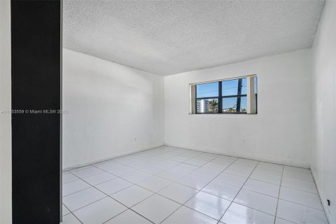 Condo in Miami Beach, Florida, 2 bedrooms  № 1691762 - photo 15