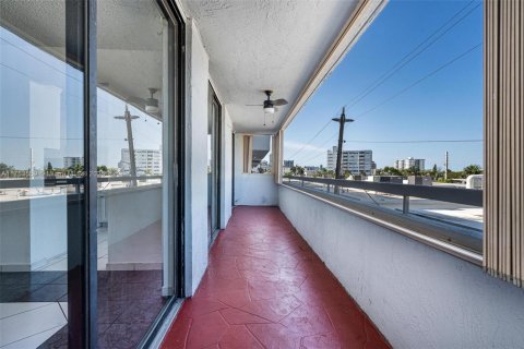 Condo in Miami Beach, Florida, 2 bedrooms  № 1691762 - photo 18