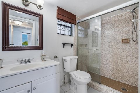 Condo in Miami Beach, Florida, 2 bedrooms  № 1691762 - photo 10