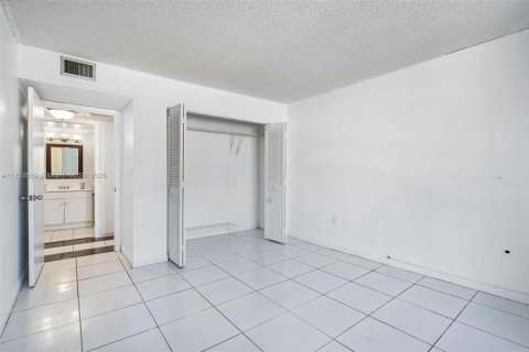 Condo in Miami Beach, Florida, 2 bedrooms  № 1691762 - photo 11