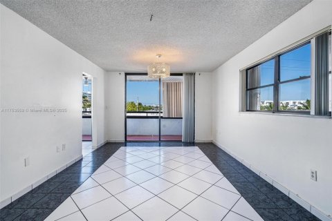 Condo in Miami Beach, Florida, 2 bedrooms  № 1691762 - photo 5