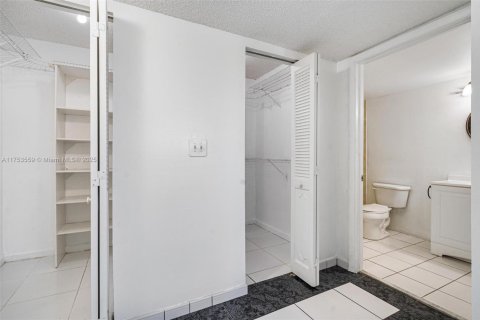Condo in Miami Beach, Florida, 2 bedrooms  № 1691762 - photo 14