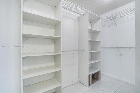 Condo in Miami Beach, Florida, 2 bedrooms  № 1691762 - photo 13