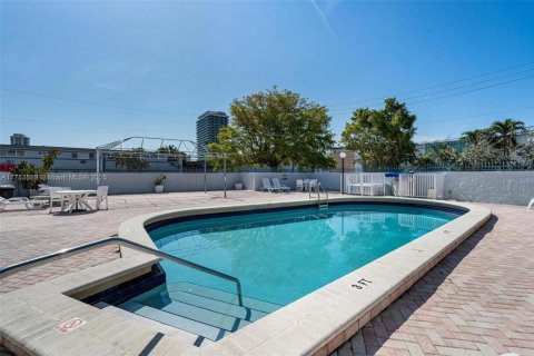 Condo in Miami Beach, Florida, 2 bedrooms  № 1691762 - photo 23