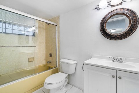 Condo in Miami Beach, Florida, 2 bedrooms  № 1691762 - photo 17