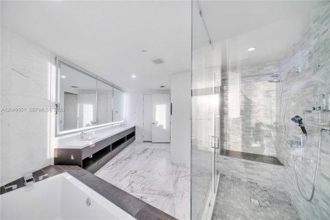 Condo in Miami, Florida, 4 bedrooms  № 2186380 - photo 21