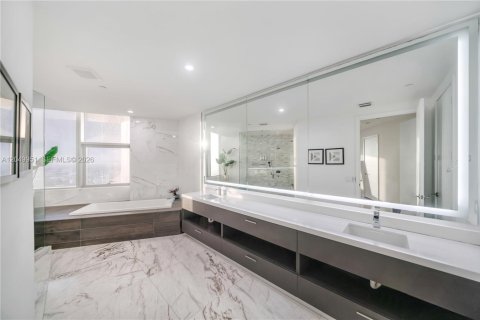 Condo in Miami, Florida, 4 bedrooms  № 2186380 - photo 19