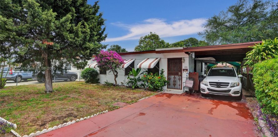 House in Opa-locka, Florida 2 bedrooms, 74.32 sq.m. № 1728662