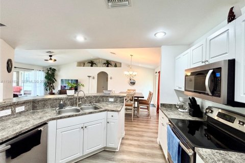 Villa ou maison à vendre à Lehigh Acres, Floride: 3 chambres, 131.74 m2 № 2043028 - photo 14