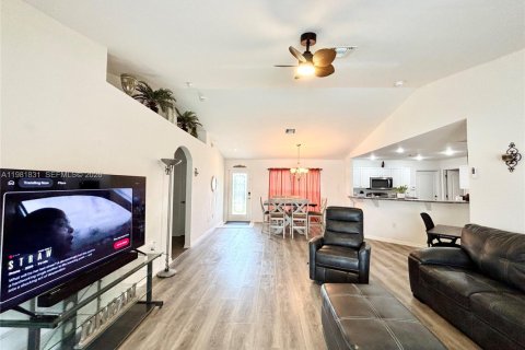 Villa ou maison à vendre à Lehigh Acres, Floride: 3 chambres, 131.74 m2 № 2043028 - photo 12