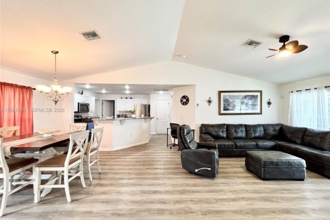 Villa ou maison à vendre à Lehigh Acres, Floride: 3 chambres, 131.74 m2 № 2043028 - photo 13