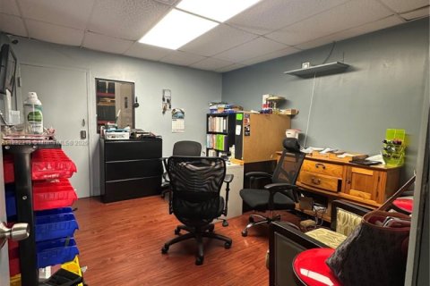 Propiedad comercial en venta en Hollywood, Florida № 1823403 - foto 16