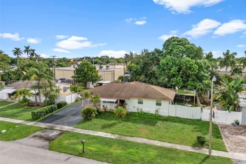 Villa ou maison à vendre à Palm Springs, Floride: 2 chambres, 116.5 m2 № 2027403 - photo 1