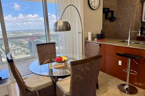 Condo in Hallandale Beach, Florida, 2 bedrooms  № 2242486 - photo 14