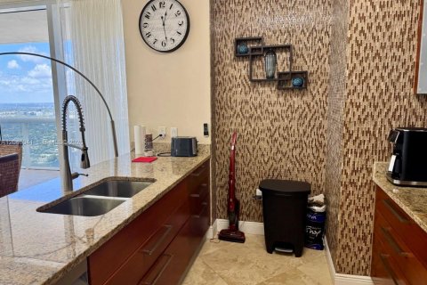 Condo in Hallandale Beach, Florida, 2 bedrooms  № 2242486 - photo 18