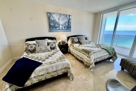 Condo in Hallandale Beach, Florida, 2 bedrooms  № 2242486 - photo 12