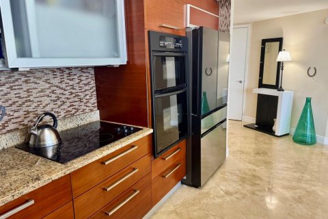 Condo in Hallandale Beach, Florida, 2 bedrooms  № 2242486 - photo 17