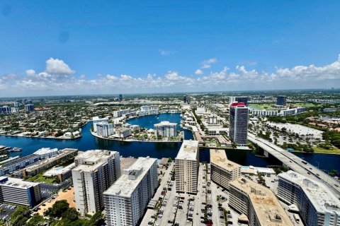 Condo in Hallandale Beach, Florida, 2 bedrooms № 2242486