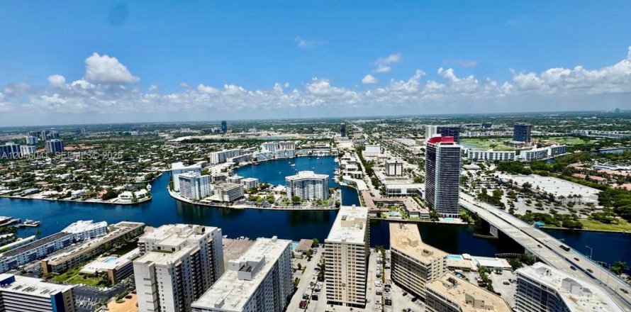 Condo in Hallandale Beach, Florida, 2 bedrooms  № 2242486