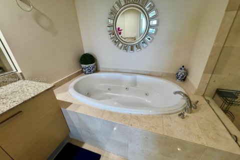 Condo in Hallandale Beach, Florida, 2 bedrooms  № 2242486 - photo 5