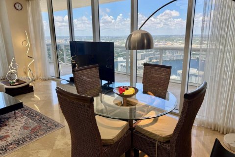 Condo in Hallandale Beach, Florida, 2 bedrooms  № 2242486 - photo 15
