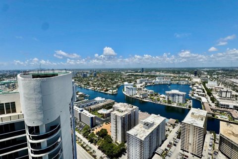 Condo in Hallandale Beach, Florida, 2 bedrooms  № 2242486 - photo 2