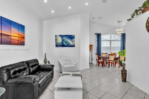 House in Miami, Florida 3 bedrooms, 159.61 sq.m. № 2030339 - photo 12