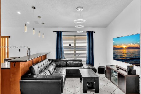 House in Miami, Florida 3 bedrooms, 159.61 sq.m. № 2030339 - photo 22