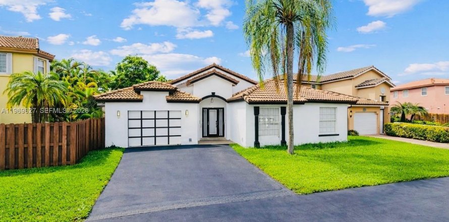 Дом в Майами, Флорида 3 спальни, 159.61м2 № 2030339