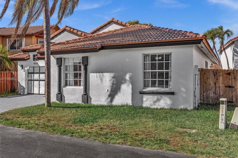 House in Miami, Florida 3 bedrooms, 159.61 sq.m. № 2030339 - photo 8