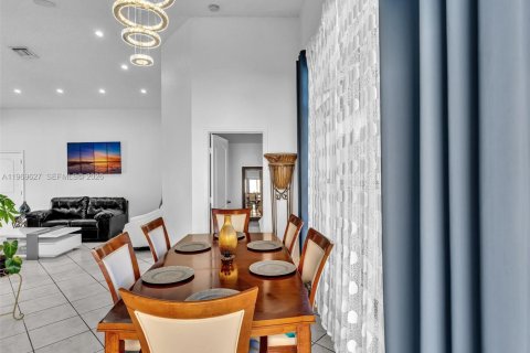 House in Miami, Florida 3 bedrooms, 159.61 sq.m. № 2030339 - photo 18