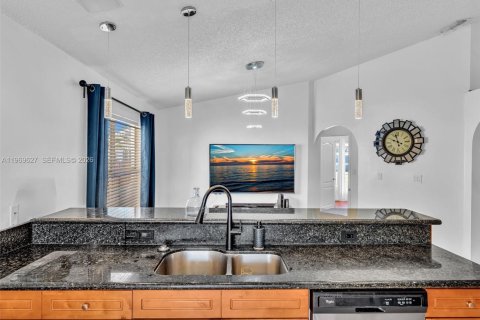 House in Miami, Florida 3 bedrooms, 159.61 sq.m. № 2030339 - photo 29