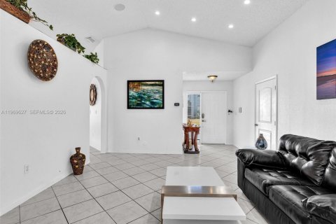 House in Miami, Florida 3 bedrooms, 159.61 sq.m. № 2030339 - photo 16