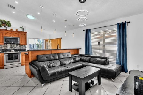 House in Miami, Florida 3 bedrooms, 159.61 sq.m. № 2030339 - photo 23