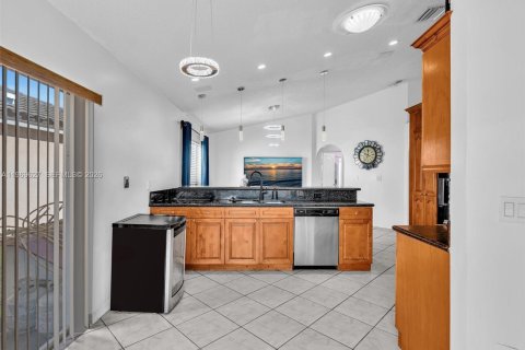 House in Miami, Florida 3 bedrooms, 159.61 sq.m. № 2030339 - photo 27