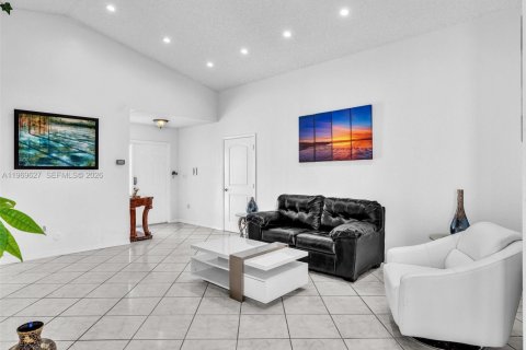 House in Miami, Florida 3 bedrooms, 159.61 sq.m. № 2030339 - photo 15