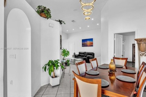 House in Miami, Florida 3 bedrooms, 159.61 sq.m. № 2030339 - photo 17