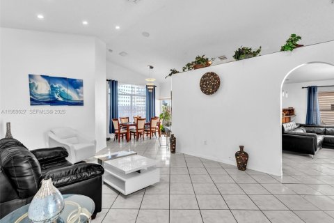 House in Miami, Florida 3 bedrooms, 159.61 sq.m. № 2030339 - photo 13