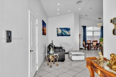House in Miami, Florida 3 bedrooms, 159.61 sq.m. № 2030339 - photo 11