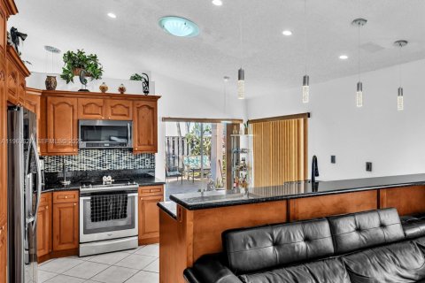 House in Miami, Florida 3 bedrooms, 159.61 sq.m. № 2030339 - photo 24