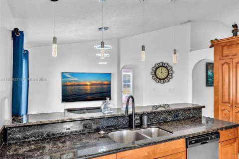 House in Miami, Florida 3 bedrooms, 159.61 sq.m. № 2030339 - photo 30